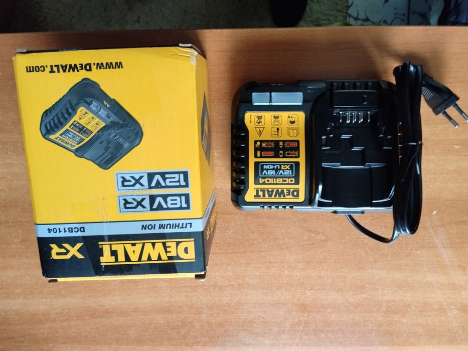 DeWalt DCB1104 incarcator scule 4A
