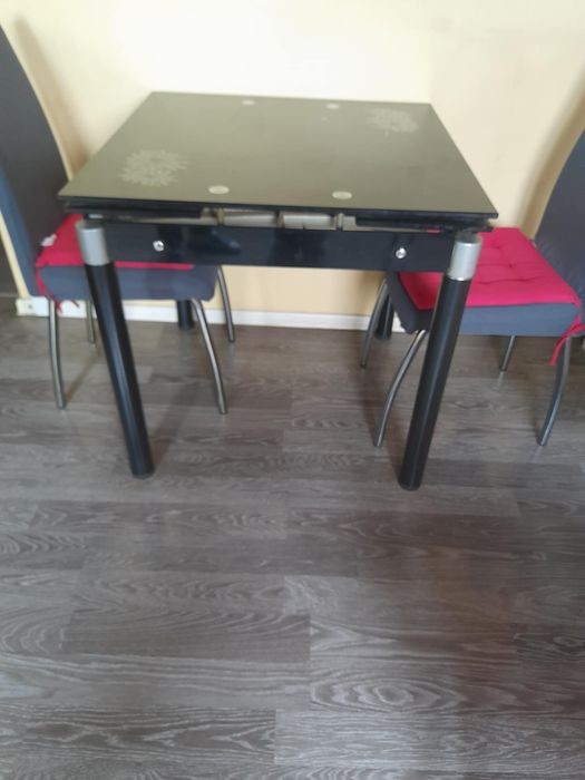 Стъклена трспезна маса