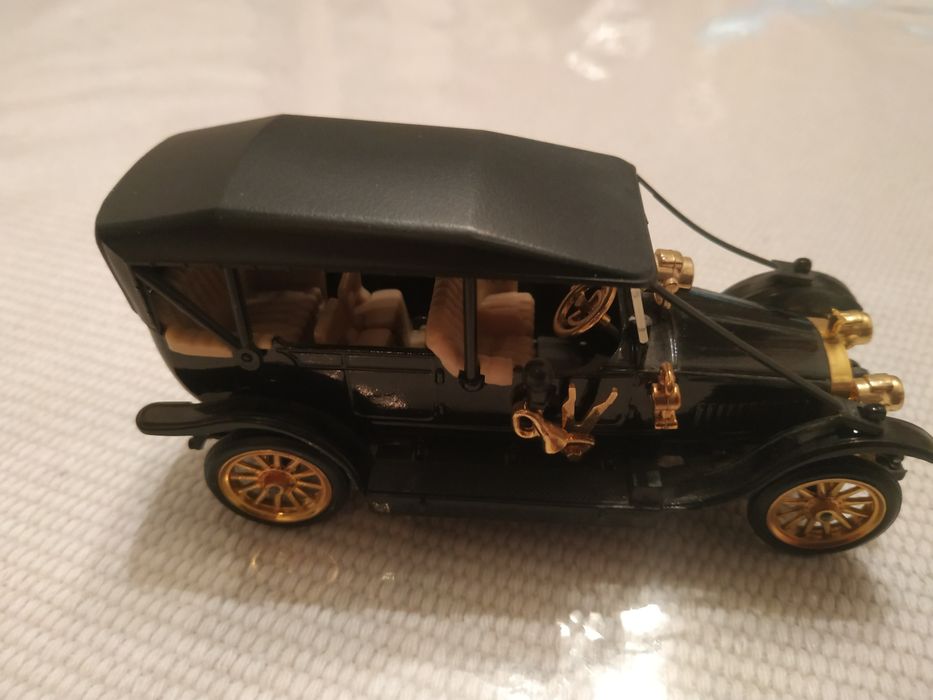 Продаю.игрушечную машинку.черного.цвета