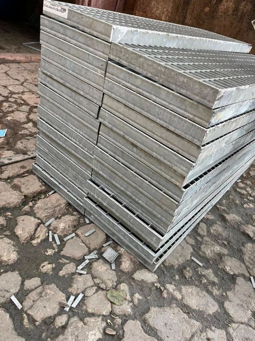 Trepte galvanizate durabile și de calitate, executate la orice dimensiune, ideale pentru scări metalice. Puteți comanda și obține mai multe detalii