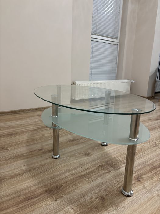 Интериорна стъклена маса