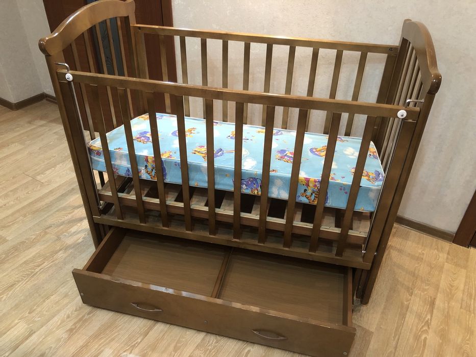 Детская кровать с маятником