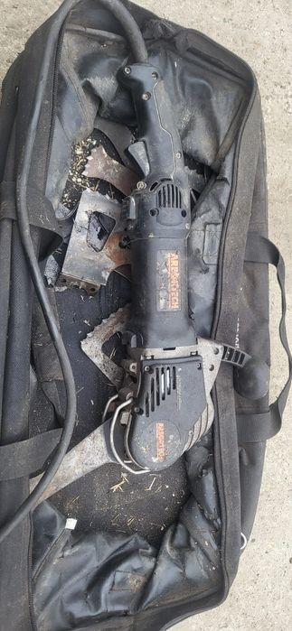 Masina debitat si aparat canelat in pereti la 110v