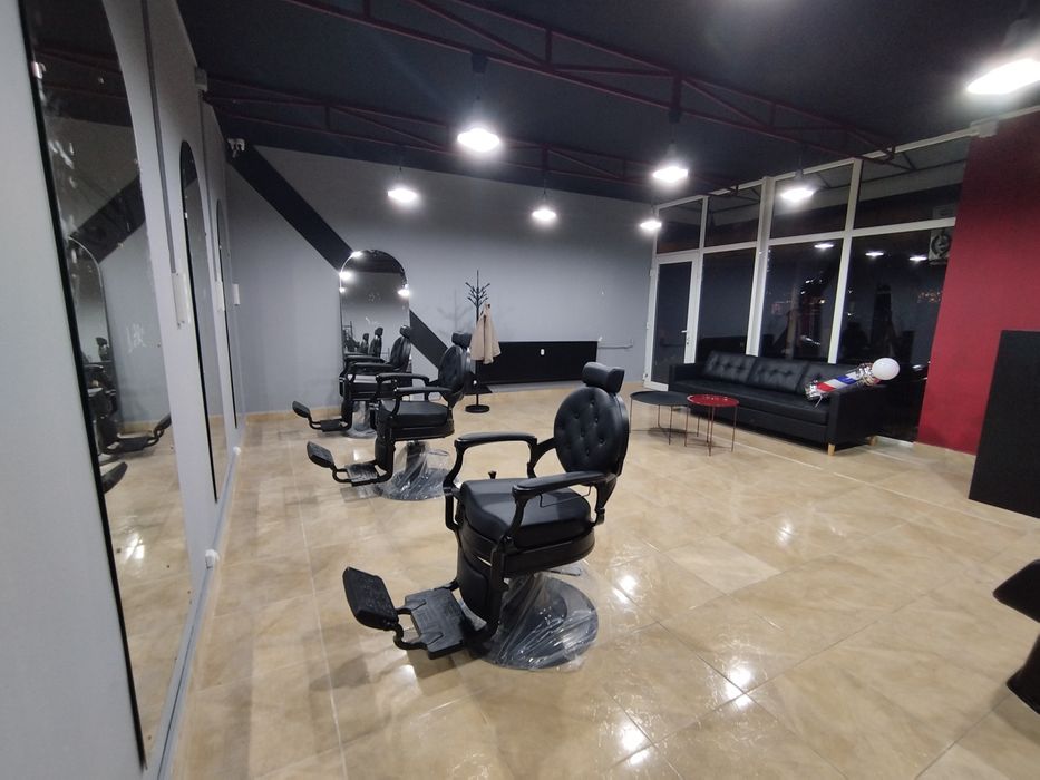 Vând scaun BarberShop și scafa