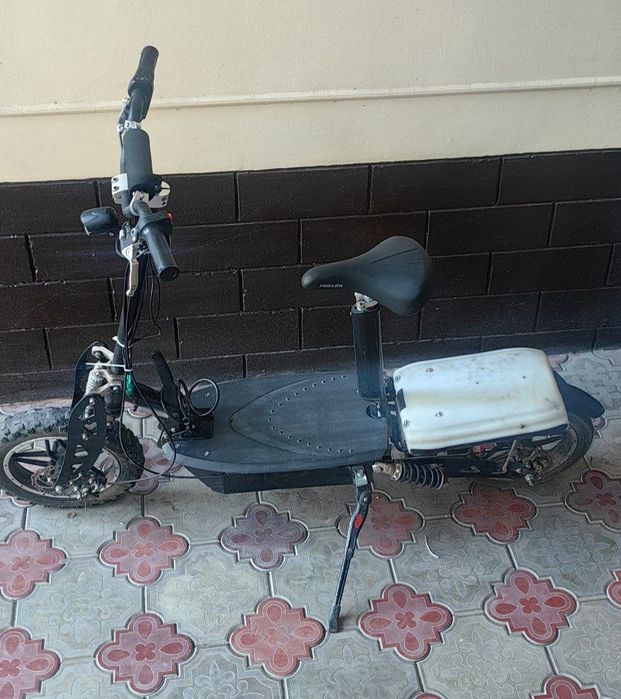 Самакат с седениям едит 40-45 км в час