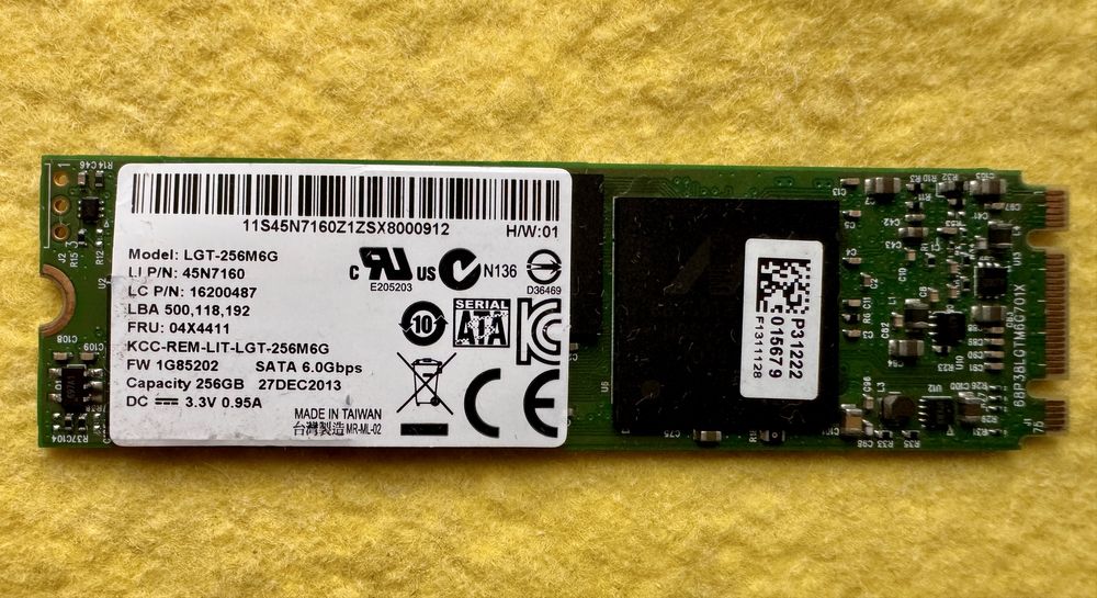 Memorie SSD NVMe 256 Gb, micro SD 64 Gb