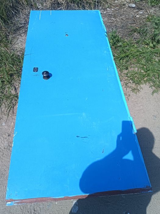 Продам железную дверь.