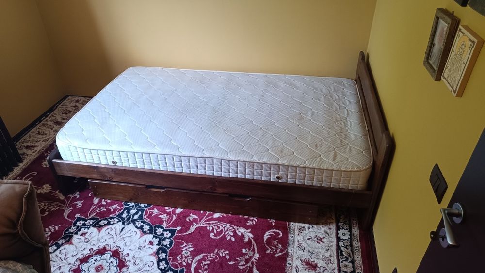 Pat de lemn masiv nuc 120 x 200 cm cu saltea și sertar