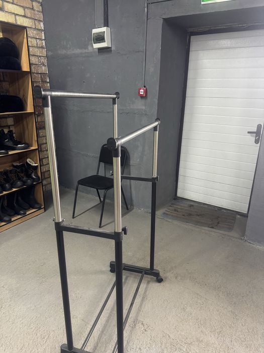 Продам стеллажи вешалки