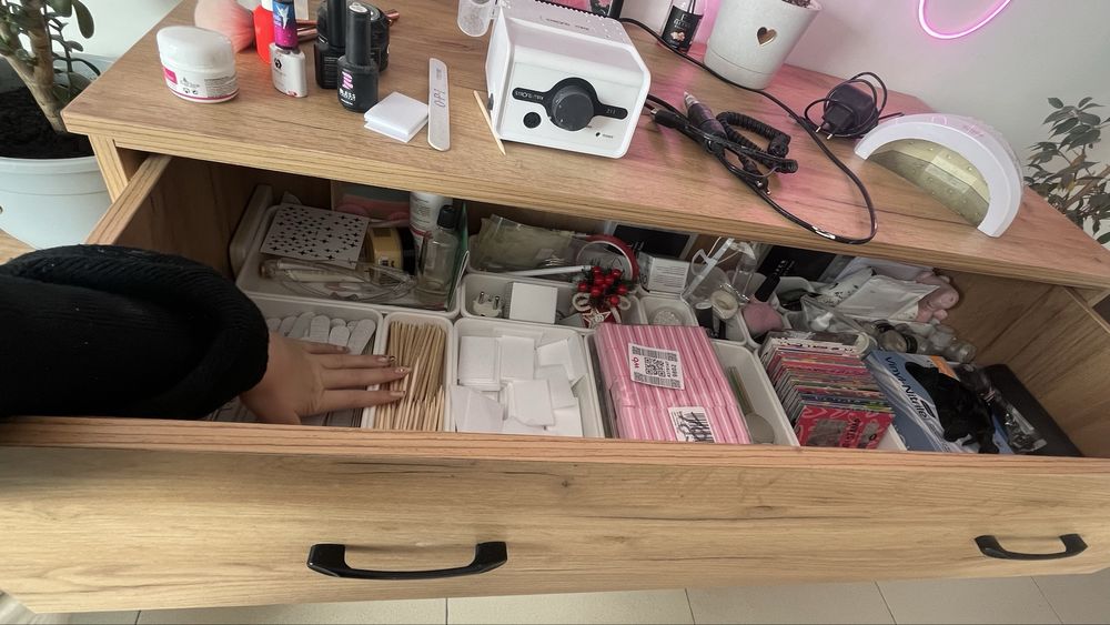 Маникюрные столы, комод