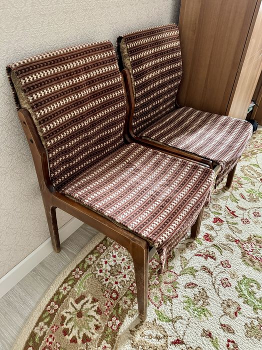 2 крепких деревянных стула