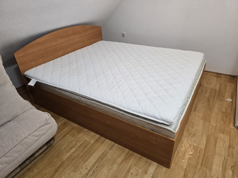 Продавам Спалня  с еднолицев матрак без механизъм за повдигане