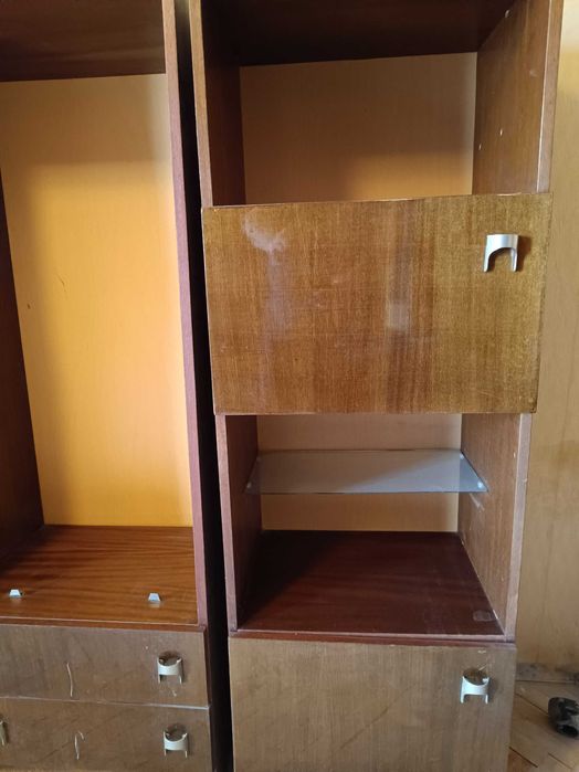 Продавам малка стара лакирана секция и четирикрилен гардероб