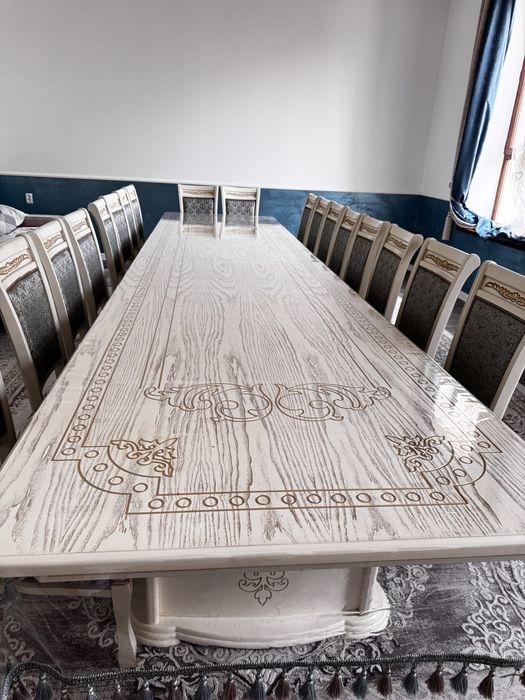 Стол со стульями