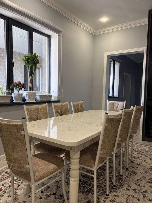 новый стол и 8 стульев