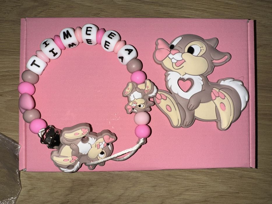 Set lantisor suzeta personalizat + jucarie de dentitie