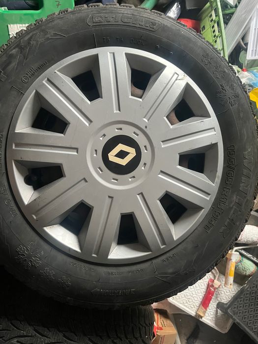 4 зимни гуми 195/65 15 + железни  джанти комплект в добро състояние.