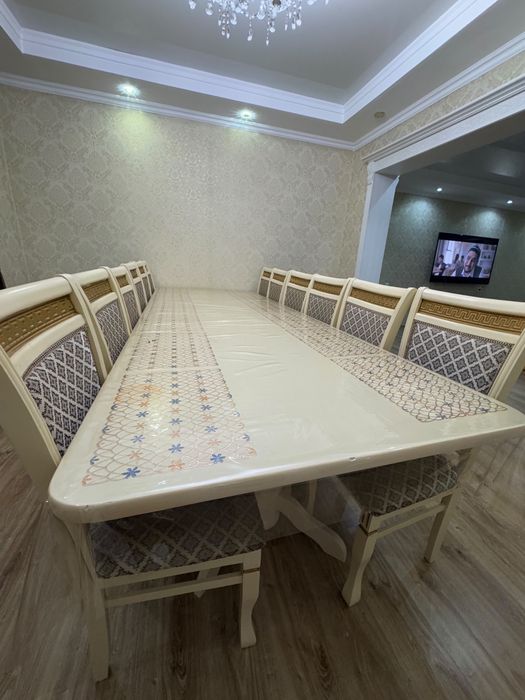 Продам большой обеденный стол + 12 стульев