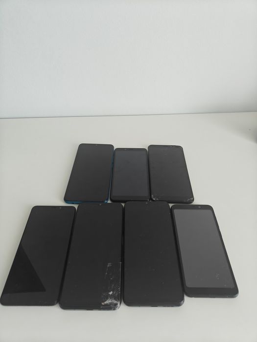 7 телефонов, 4 из них работают,  3  сломанные