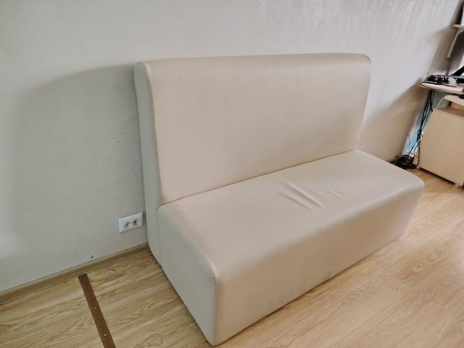 Маленькая молочная софа