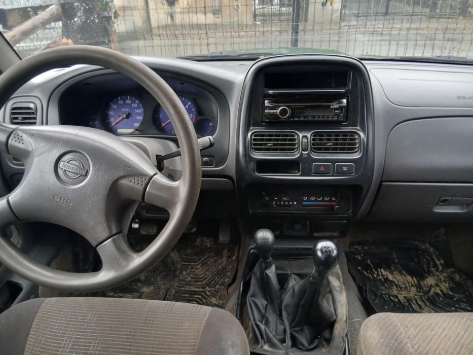 Vând Nissan navara