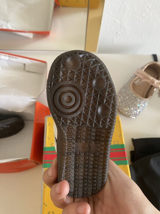 Продам детскую кроссовки