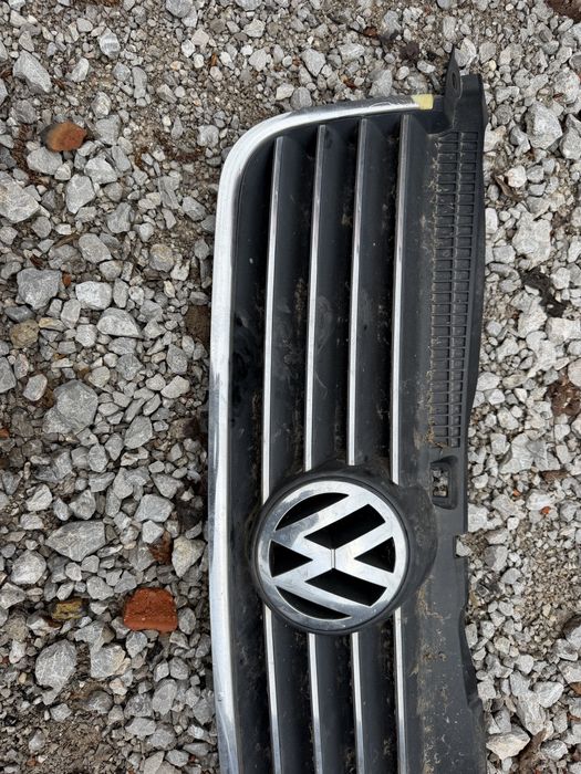 Оригинална предна решетка за VW Passat B5.5