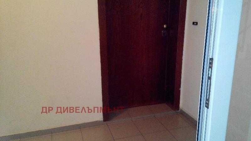 Евтин двустаен до Парк Гео Милев и църквата