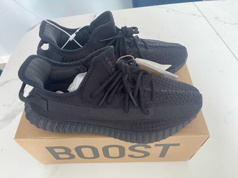 Vând YEEZY 350 V2 ONYX - măsura 44