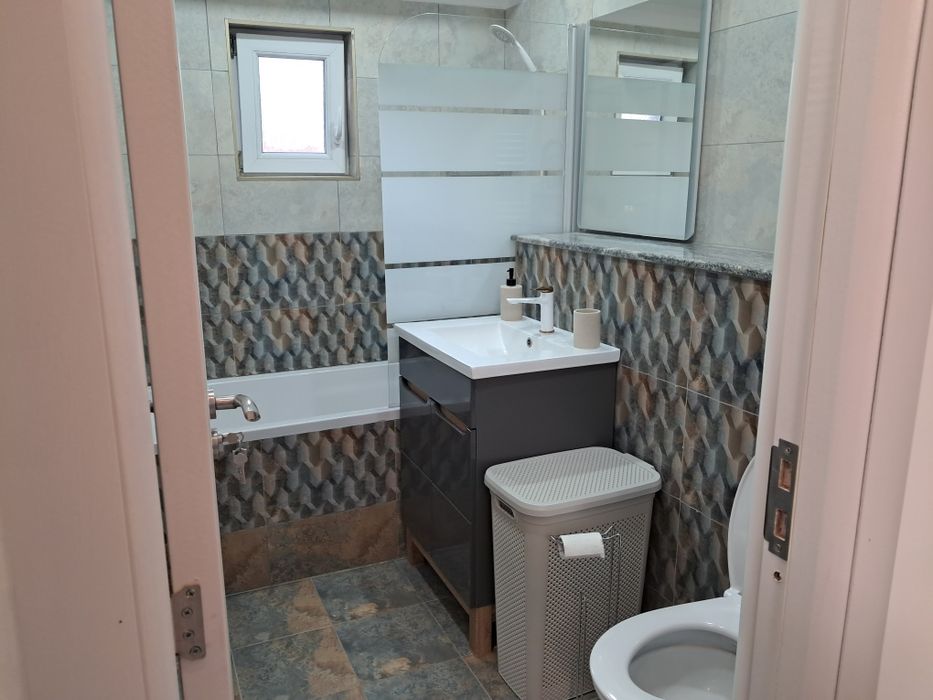 Închiriez apartament