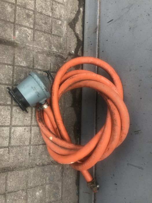 Газова  бутилка. / Има маркуч  и  клапан  .