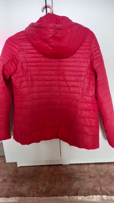 Продам женскую куртку весна