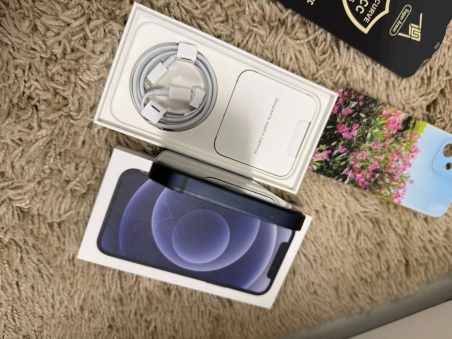 Vând iPhone 12 negru 64 g