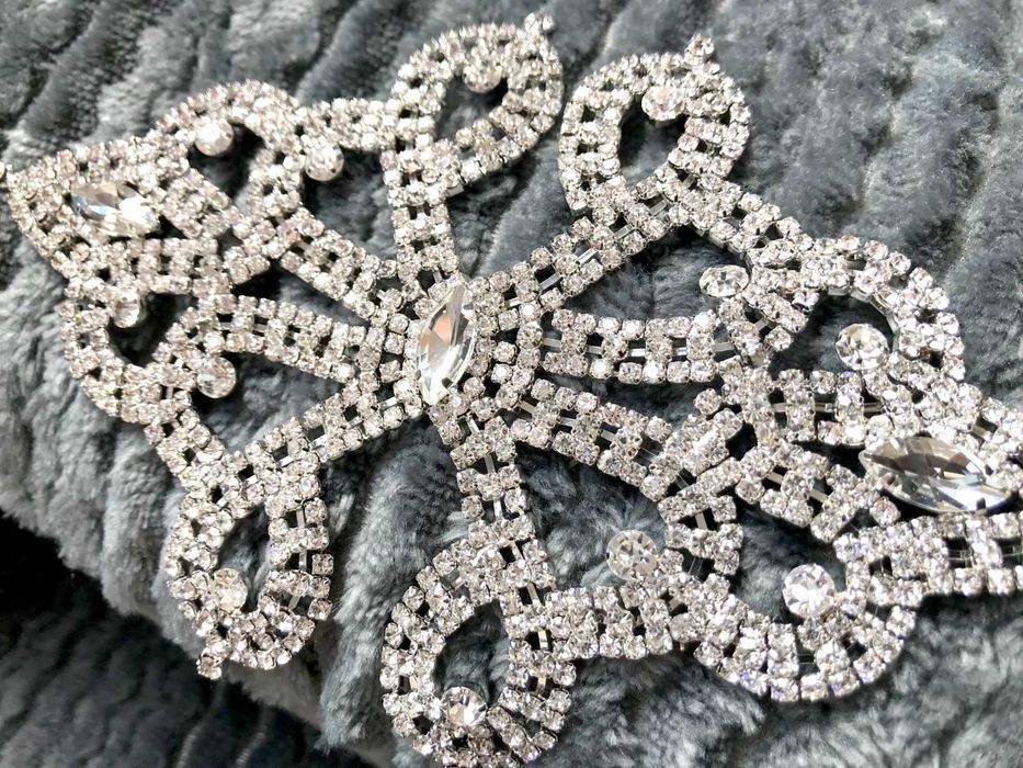 Aplicatie cu pietre deosebita, Decor rochie de mireasa