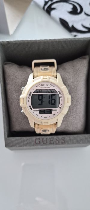 Часовник Guess оригинален