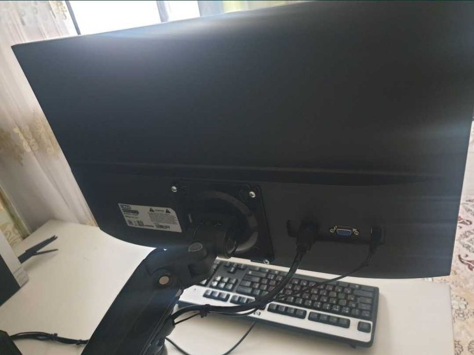 Монитор с кронштейном