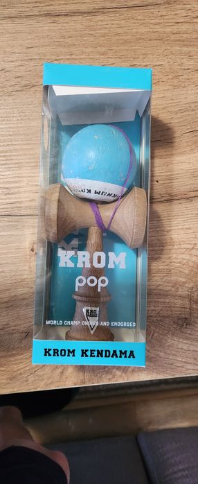 Krom kendama cu ață de rezervă și floubook ,are semnătura lui Monsterkendama.