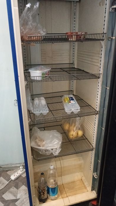 Продается витринный холодильник