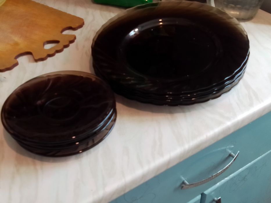 Тарелки тёмно -прозрачные