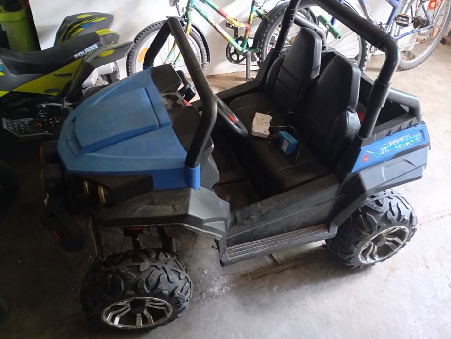 Vând mașina de copii electrică