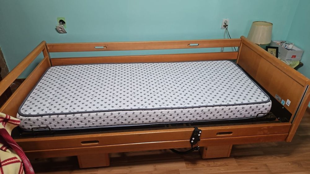 Vând pat electric spital