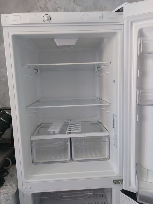 Продам холодильник INDESIT