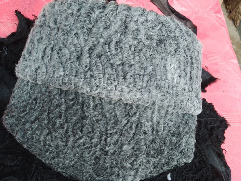 Caciuli din piei de Botoșani la 1200 lei bucata