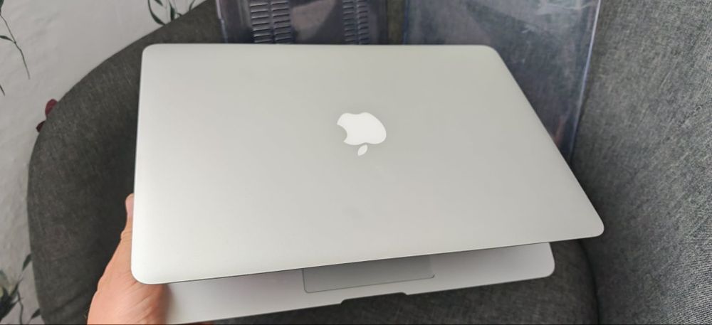 Laptop MacBook Air 13” 2017, i5, 8GB RAM, SSD 128GB, stare foarte bună