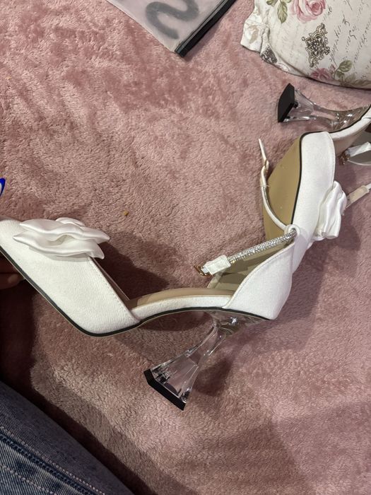 Бели токчета с панделка