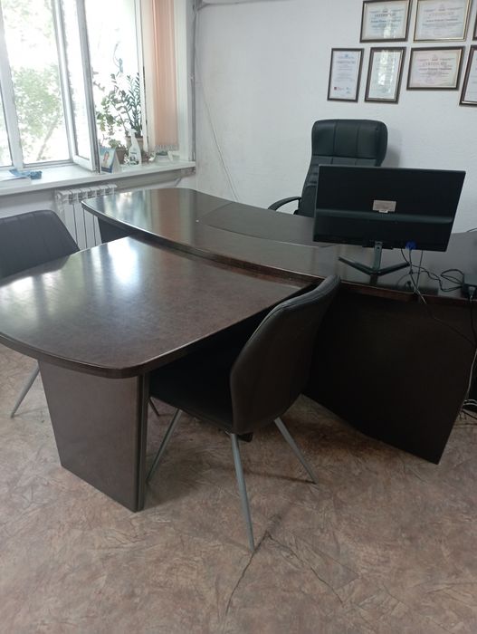 Офисный стол директора