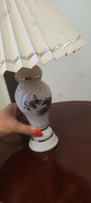Măsuță veche cu lampa