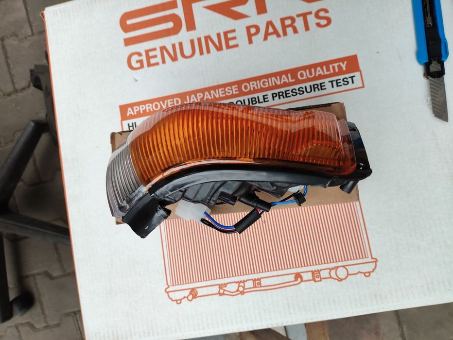 Мазда 323 поворотник седан