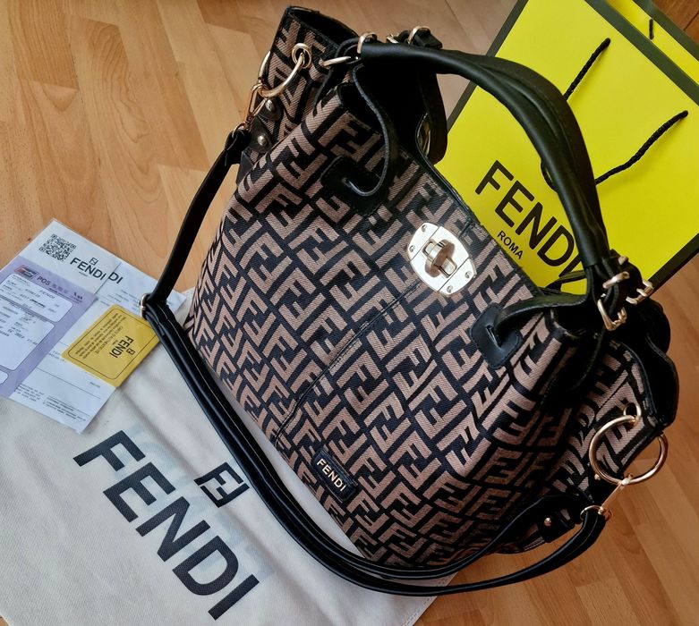 Geanta damă, material textil, logo metalic auriu, saculet, etichetă
