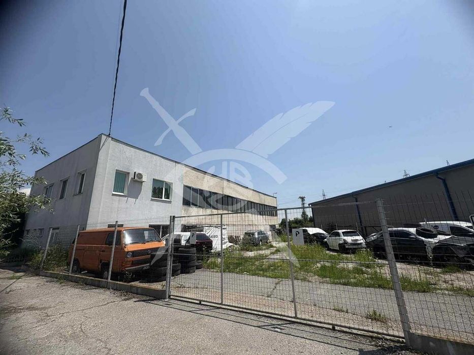 Дава се под наем Промишлена сграда в София, Военна рампа - 500 кв.м за 2500 € - Снимка #1